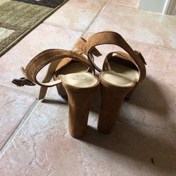 Suede camel color platform heels - Picture 3 of 3